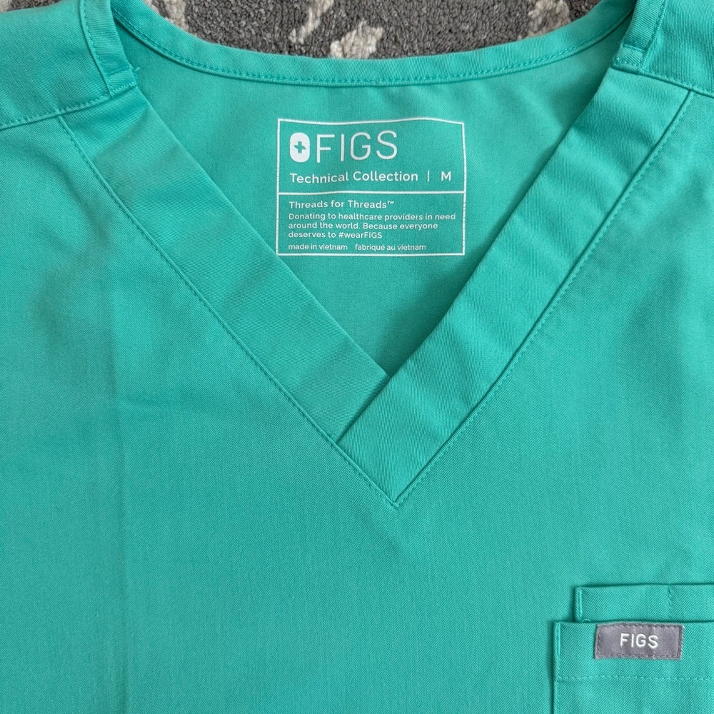 FIGS Surgical Green Scrub Set - Picture 3 of 10